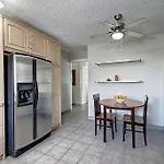 Main Floor 4Bedroom 1 Plus Half Bath, Close To Bus, Lrt Sleeps 8