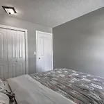 Main Floor 4Bedroom 1 Plus Half Bath, Close To Bus, Lrt Sleeps 8
