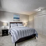 Main Floor 4Bedroom 1 Plus Half Bath, Close To Bus, Lrt Sleeps 8