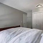 Main Floor 4Bedroom 1 Plus Half Bath, Close To Bus, Lrt Sleeps 8