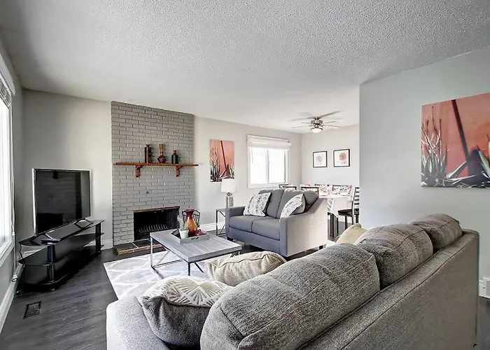 Main Floor 4Bedroom 1 Plus Half Bath, Close To Bus, Lrt Sleeps 8