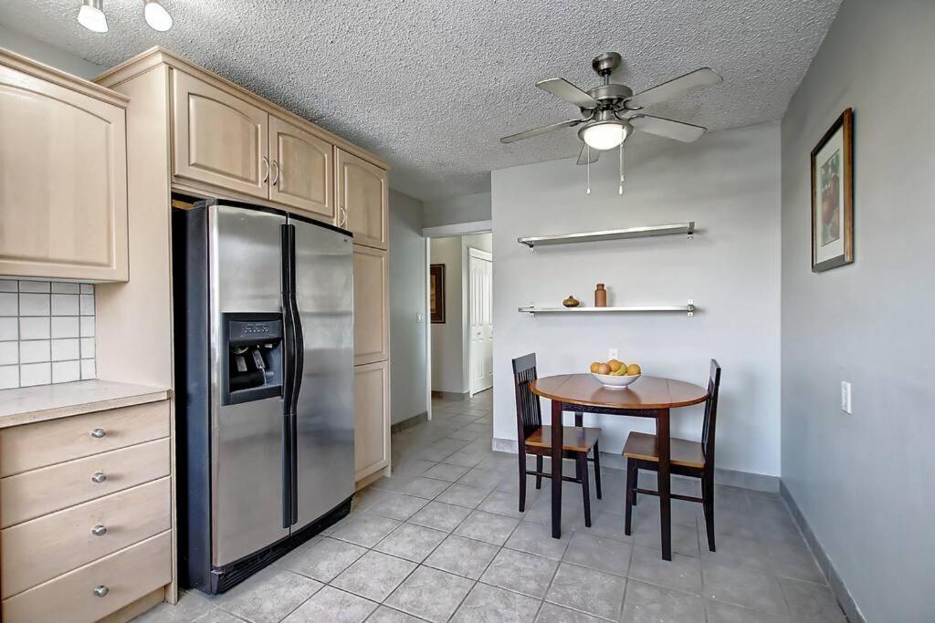 Apartment Main Floor 4bedroom 1 Half Bath, Close To Bus, Lrt Sleeps 8 *