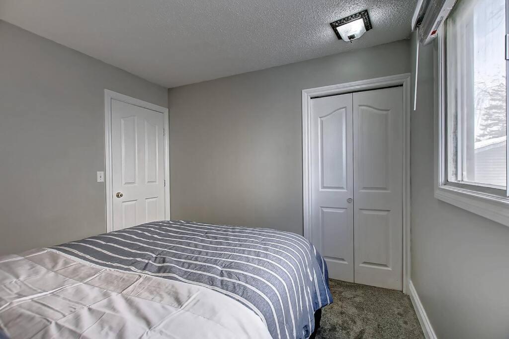 Main Floor 4bedroom 1 Half Bath, Close To Bus, Lrt Sleeps 8 Calgary