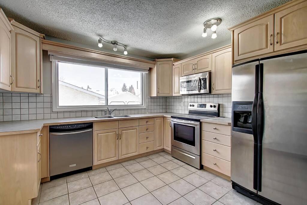 Main Floor 4bedroom 1 Half Bath, Close To Bus, Lrt Sleeps 8
