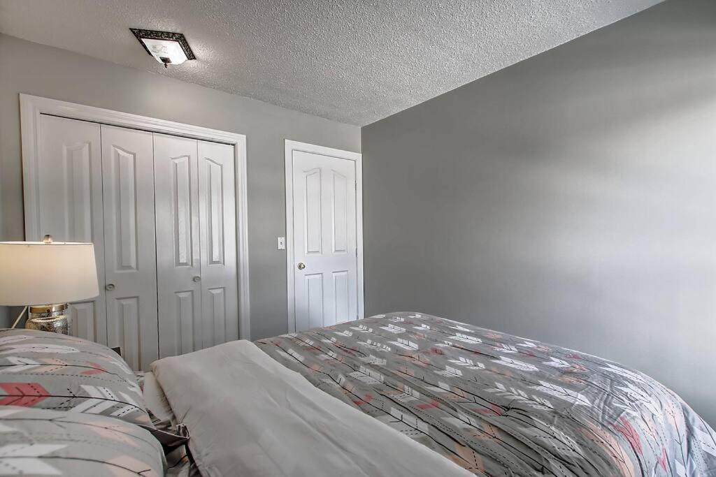 Main Floor 4bedroom 1 Half Bath, Close To Bus, Lrt Sleeps 8 *
