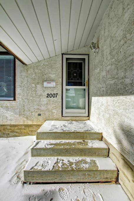 Apartment Main Floor 4bedroom 1 Half Bath, Close To Bus, Lrt Sleeps 8