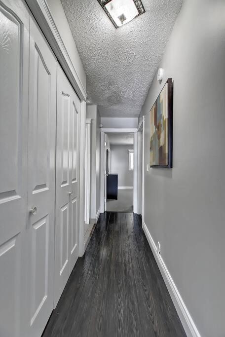 Main Floor 4bedroom 1 Half Bath, Close To Bus, Lrt Sleeps 8