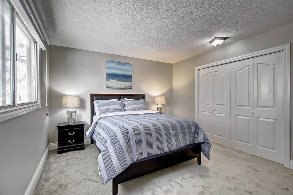 Apartment Main Floor 4bedroom 1 Half Bath, Close To Bus, Lrt Sleeps 8 *