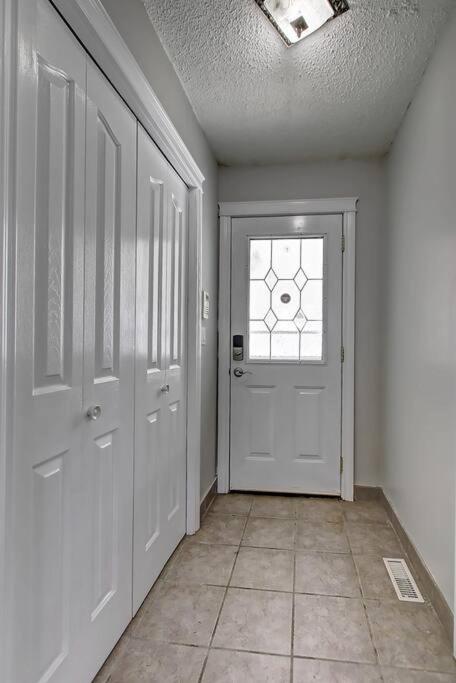 Apartment Main Floor 4bedroom 1 Half Bath, Close To Bus, Lrt Sleeps 8