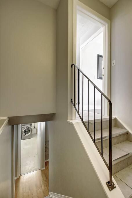 Main Floor 4bedroom 1 Half Bath, Close To Bus, Lrt Sleeps 8 Apartment *