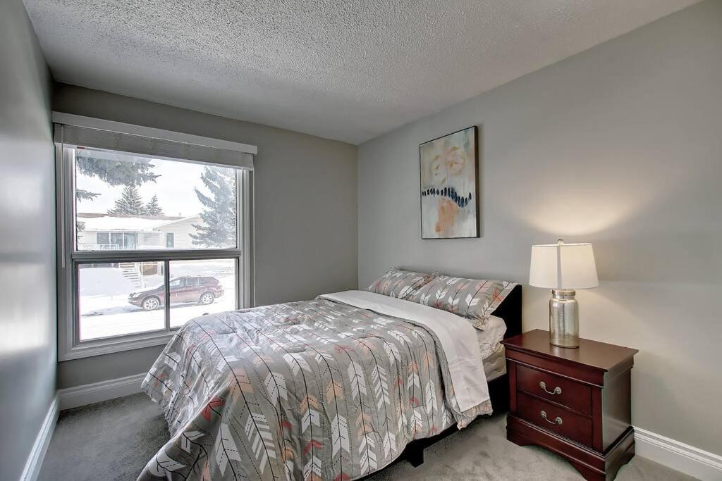 Apartment Main Floor 4bedroom 1 Half Bath, Close To Bus, Lrt Sleeps 8 Calgary