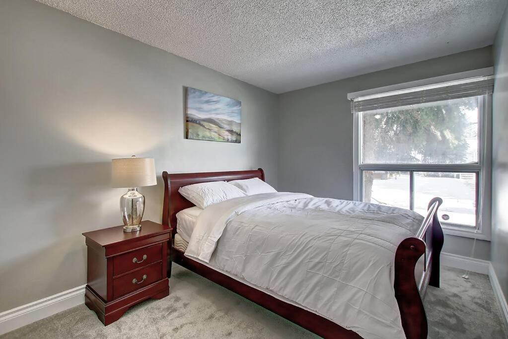 Main Floor 4bedroom 1 Half Bath, Close To Bus, Lrt Sleeps 8 *