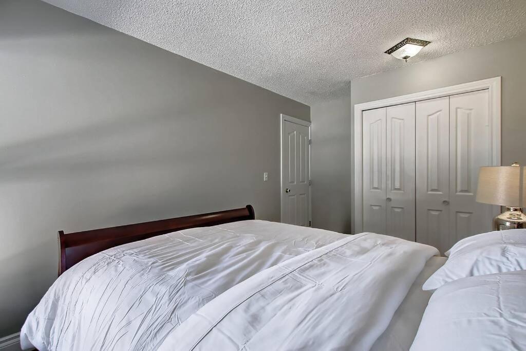 Main Floor 4bedroom 1 Half Bath, Close To Bus, Lrt Sleeps 8
