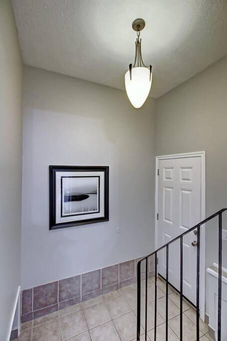 Main Floor 4bedroom 1 Half Bath, Close To Bus, Lrt Sleeps 8 * Calgary