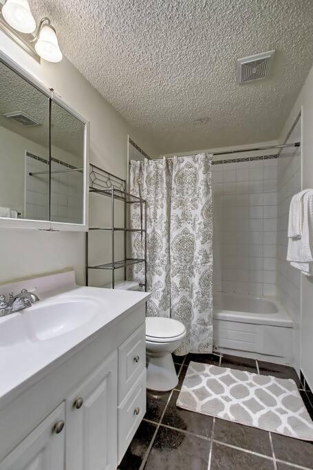 Apartment Main Floor 4bedroom 1 Half Bath, Close To Bus, Lrt Sleeps 8
