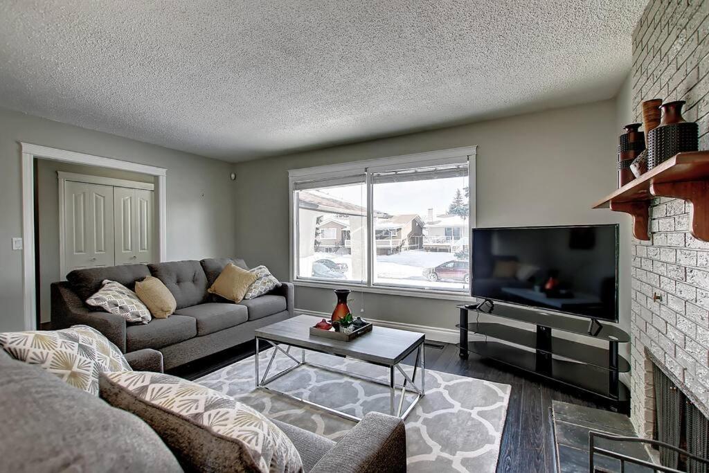 Main Floor 4bedroom 1 Half Bath, Close To Bus, Lrt Sleeps 8 Apartment Calgary