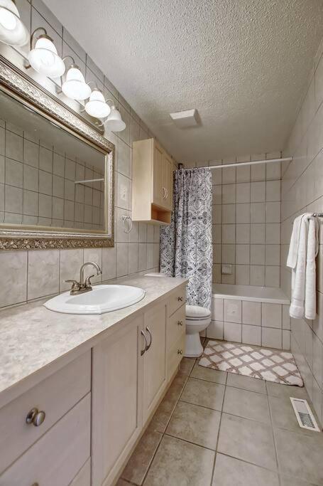 Apartment Main Floor 4bedroom 1 Half Bath, Close To Bus, Lrt Sleeps 8