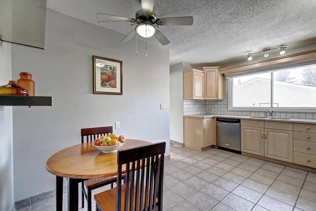 Apartment Main Floor 4bedroom 1 Half Bath, Close To Bus, Lrt Sleeps 8 Calgary