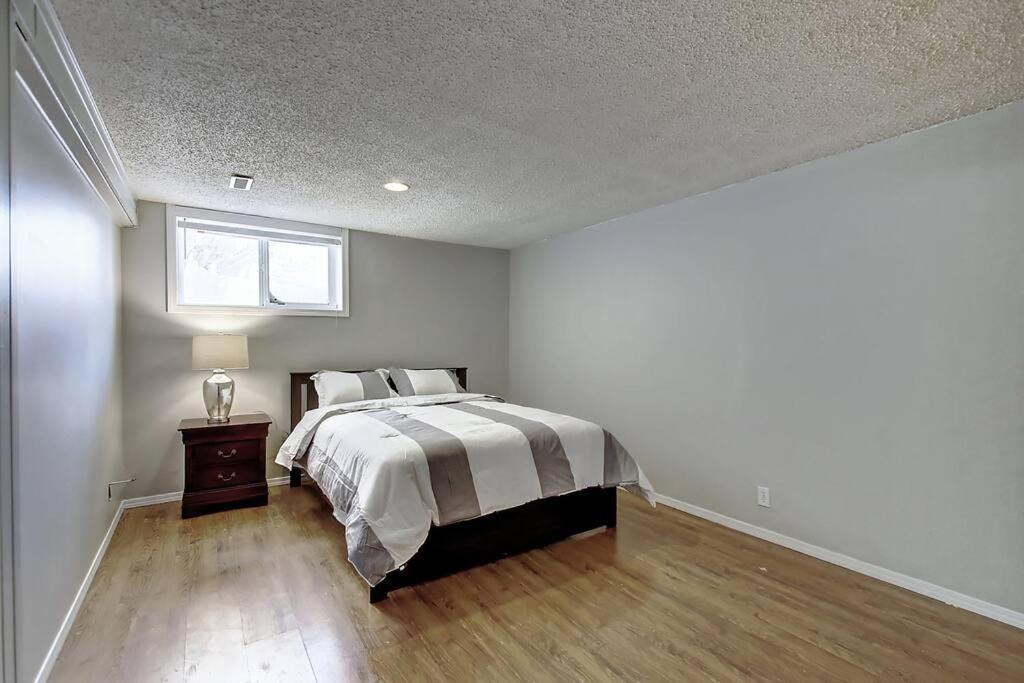 Main Floor 4bedroom 1 Half Bath, Close To Bus, Lrt Sleeps 8 *