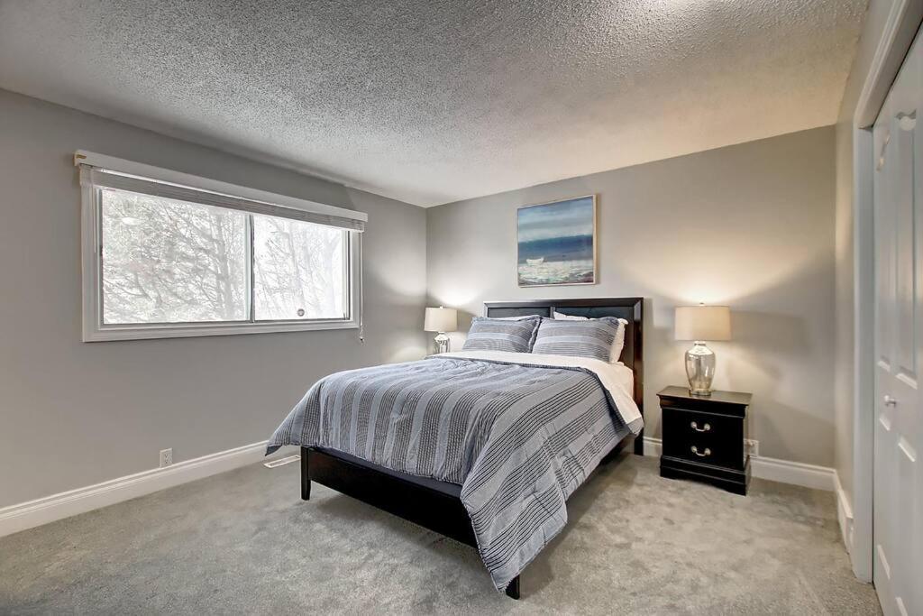 Main Floor 4bedroom 1 Half Bath, Close To Bus, Lrt Sleeps 8 * Calgary