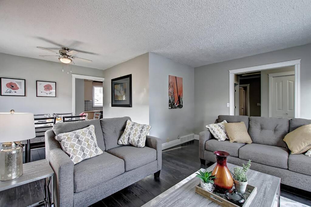 Apartment Main Floor 4bedroom 1 Half Bath, Close To Bus, Lrt Sleeps 8 Calgary