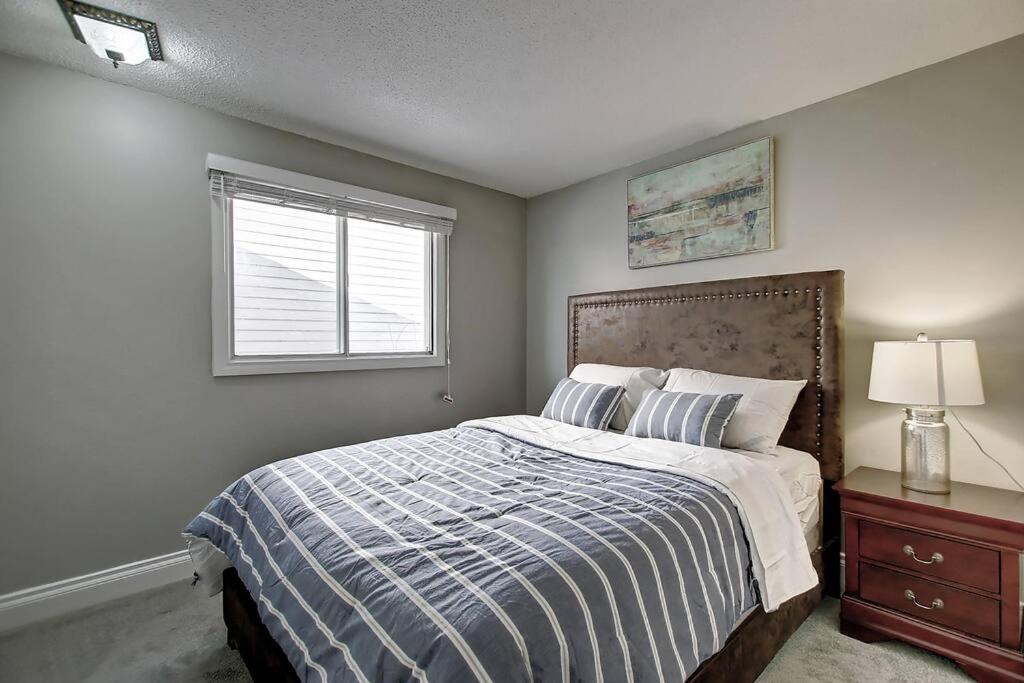 Main Floor 4bedroom 1 Half Bath, Close To Bus, Lrt Sleeps 8 Apartment