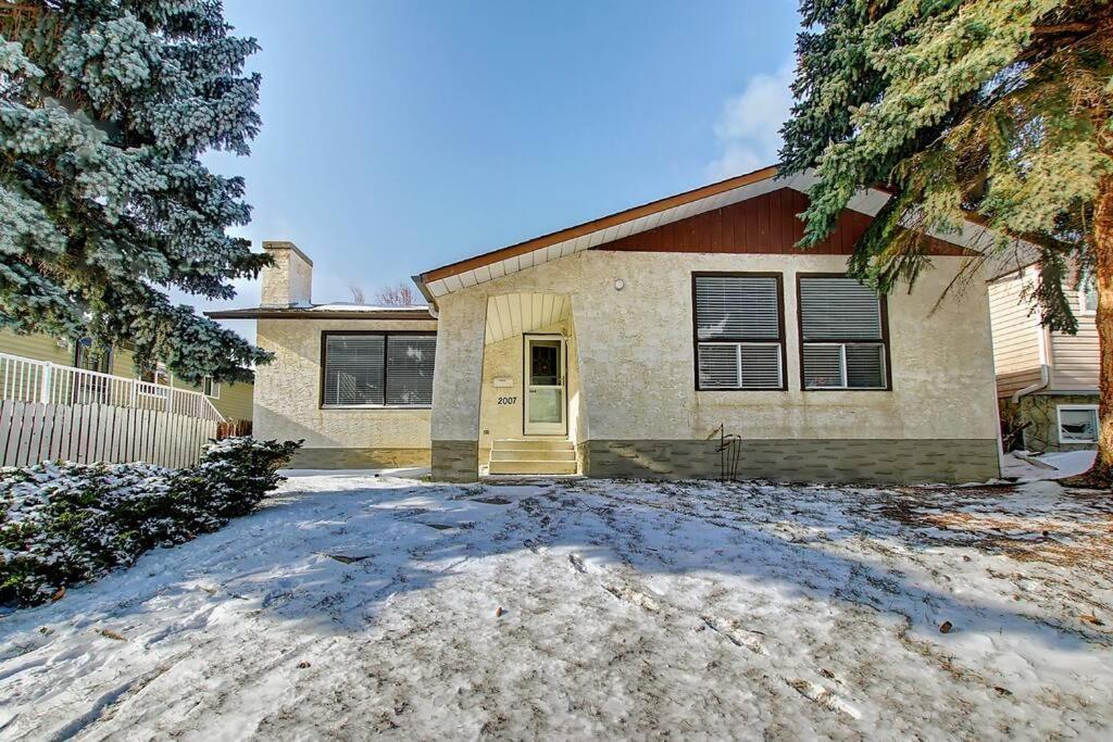 Main Floor 4bedroom 1 Half Bath, Close To Bus, Lrt Sleeps 8 Apartment *