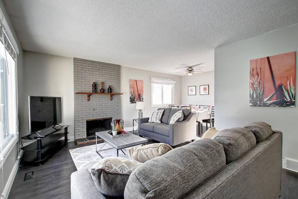 Main Floor 4bedroom 1 Half Bath, Close To Bus, Lrt Sleeps 8 Apartment Calgary