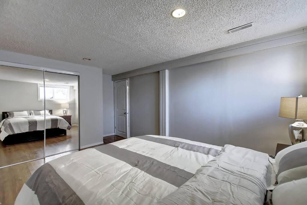 Main Floor 4bedroom 1 Half Bath, Close To Bus, Lrt Sleeps 8 Apartment *
