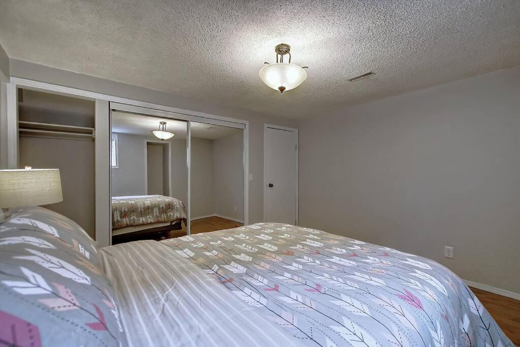 Apartment Main Floor 4bedroom 1 Half Bath, Close To Bus, Lrt Sleeps 8